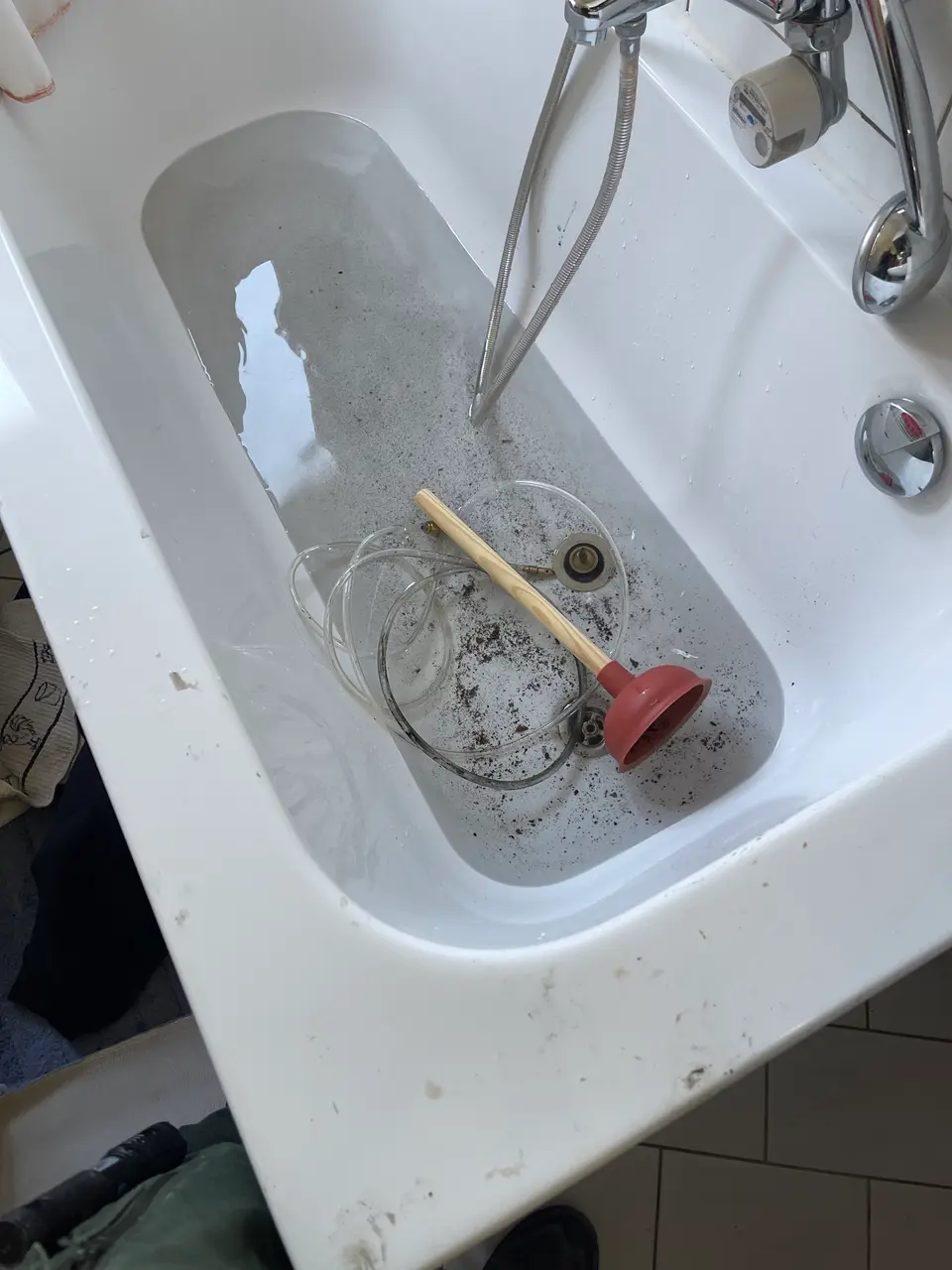 Volle Badewanne durch einen verstopften Abfluss