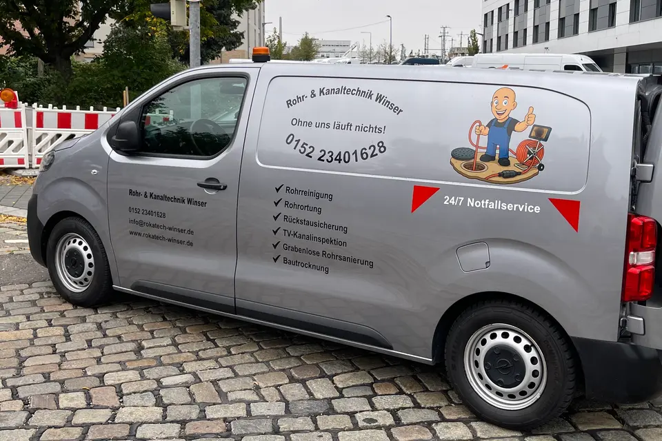 Beschriftetes Einsatzfahrzeug von Rohr- & Kanaltechnik Winser mit Firmenname, Telefonnummer und Leistungen