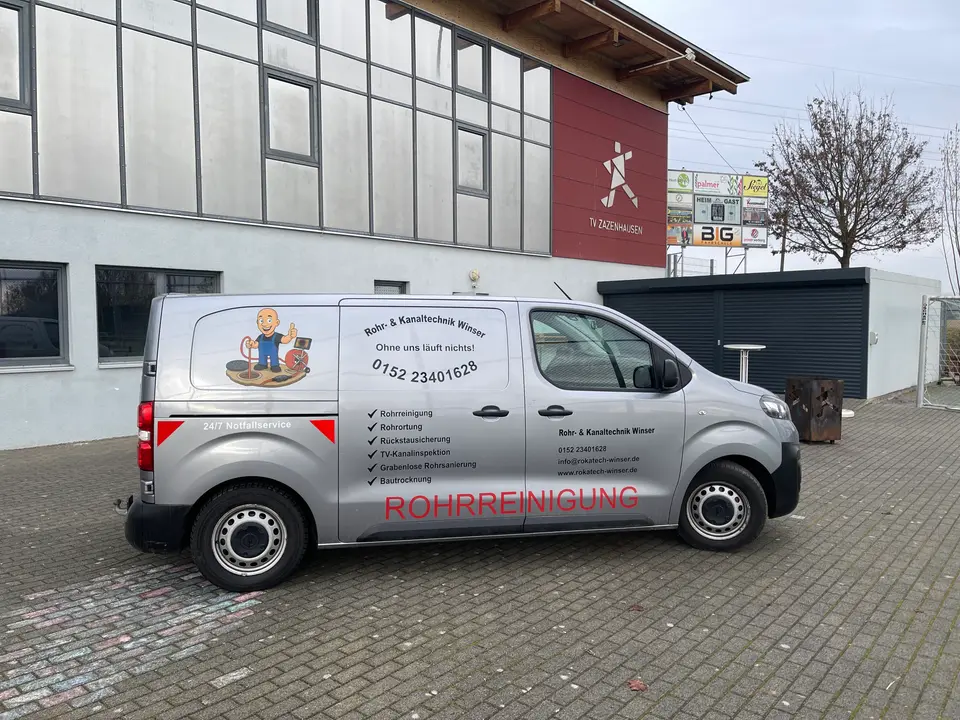 Einsatzfahrzeug von Rohr- & Kanaltechnik Winser an einem Einsatzort