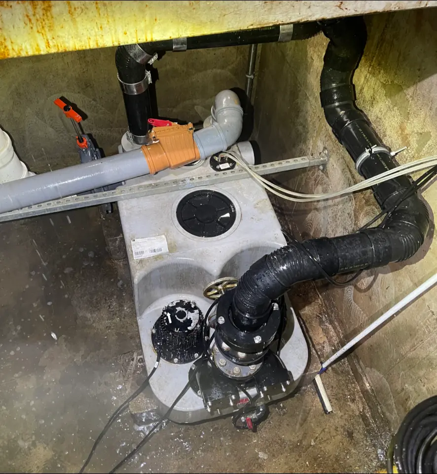 Gereinigte Hebeanlage in einem Pumpenschacht