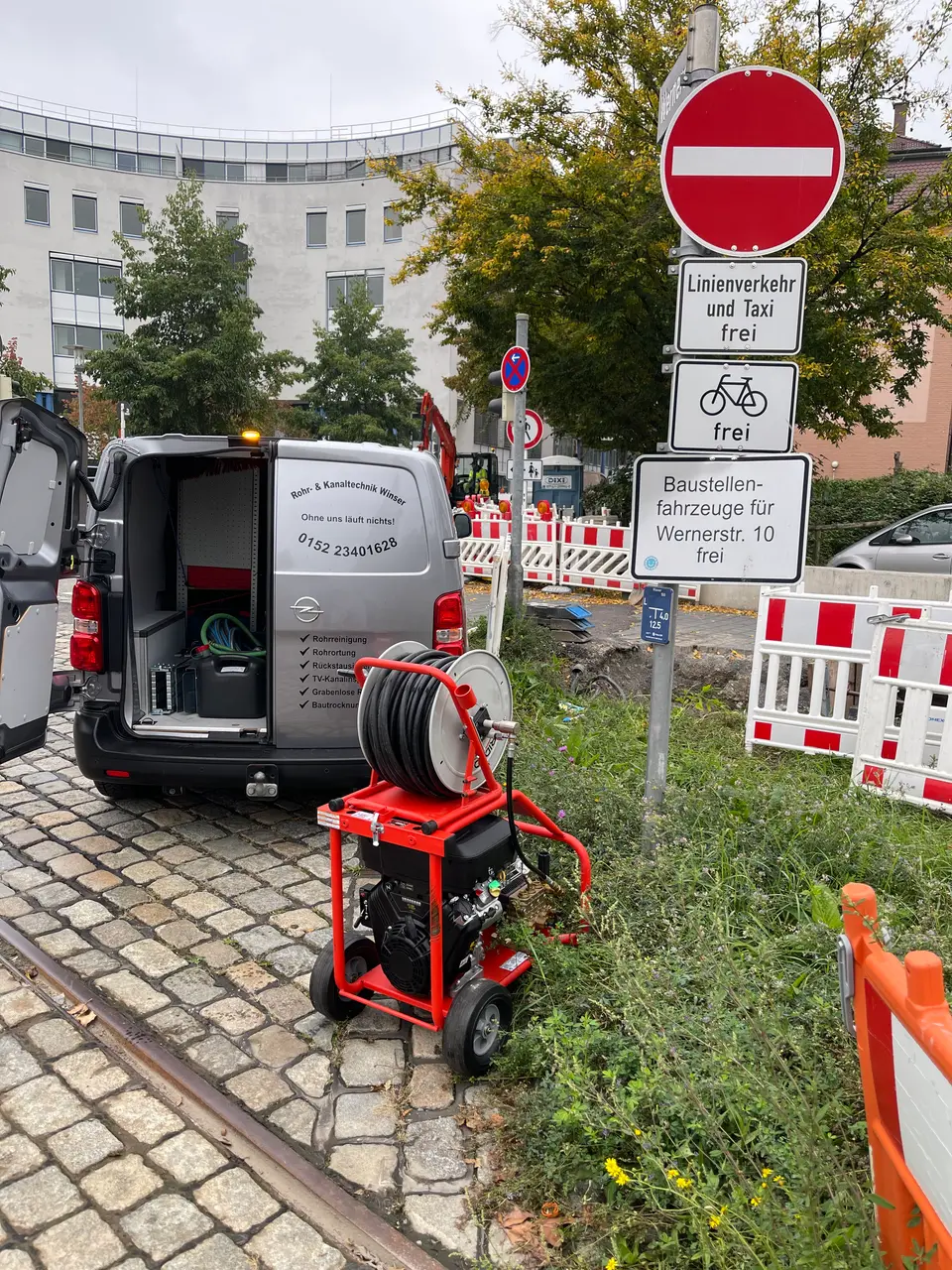 Hochdruckspülgerät im Einsatz im Straßenbereich