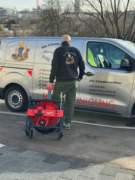 Rohrreinigungsmaschine auf dem Weg zum Einsatz