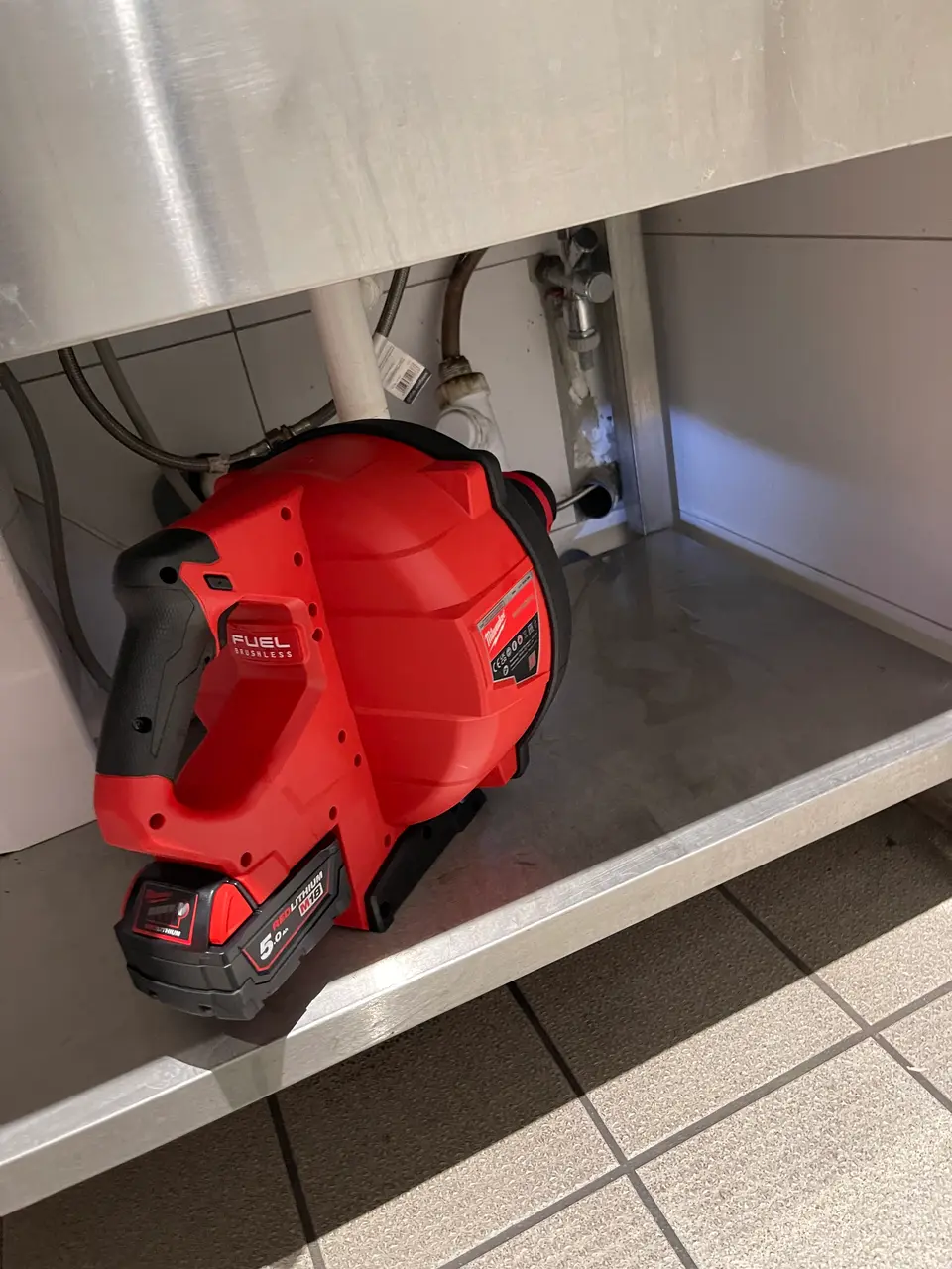 Motorspirale im Einsatz unter einem Waschtisch