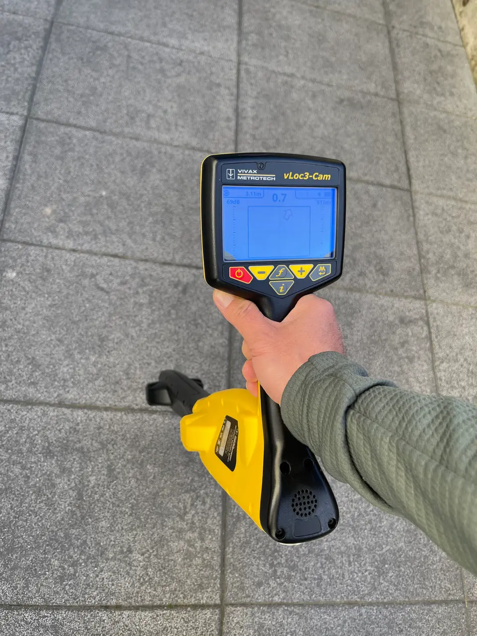 Elektronisches Ortungsgerät zur Lokalisierung unterirdischer Rohrleitungen