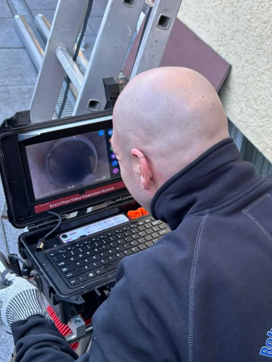 Fachkraft bei der TV-Kanalinspektion mit Rohrkamera